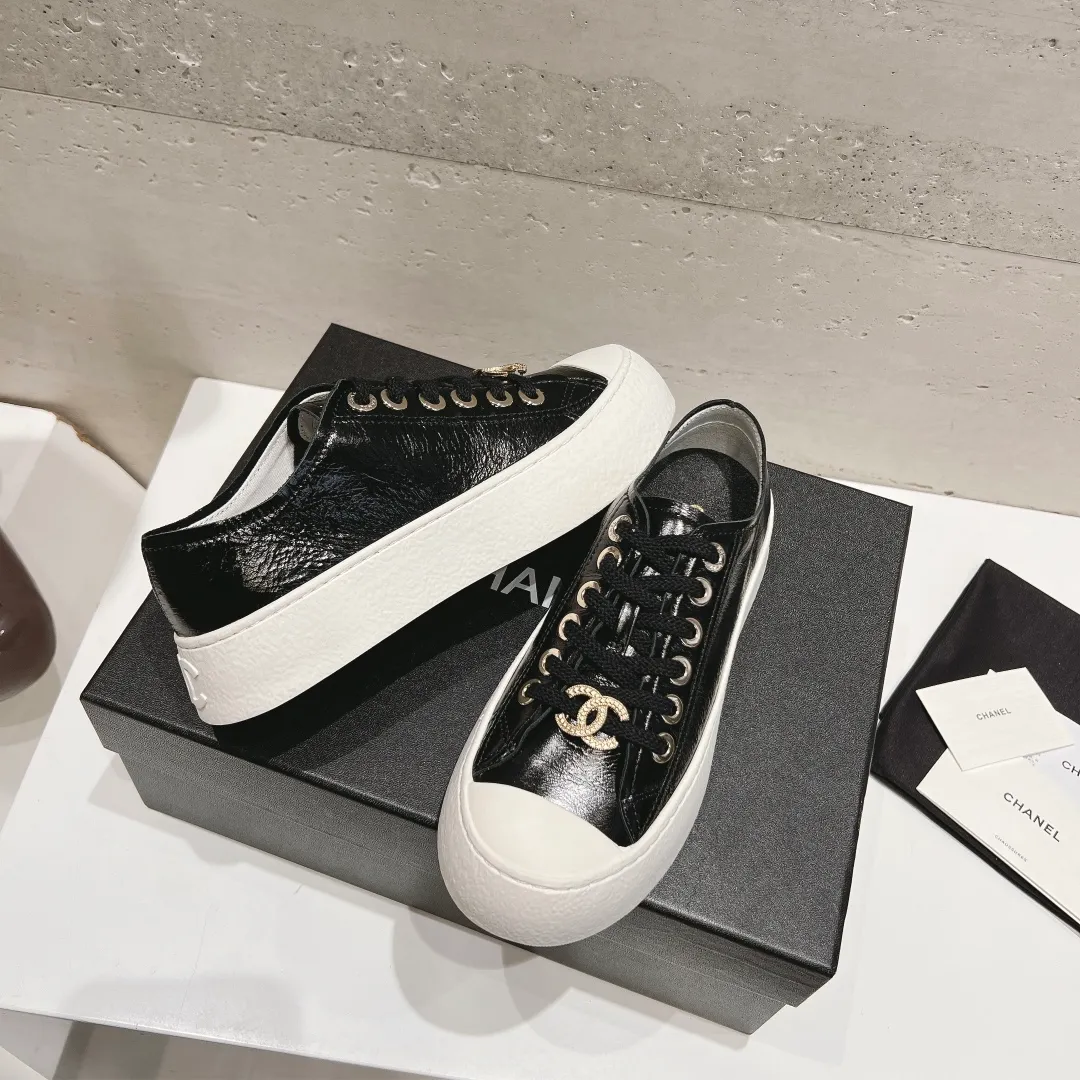 👟👟Ex-factory price 440👟👟 Top version Chanel Chanel 24 latest model full leather panda color white shoes casual sports shoes skateboard shoes original purchase and development production Xiaoxiang C Home Another super popular item in the counter, loved by Internet celebrity bloggers and sisters, and various praises on social platforms. It is very popular, has a high texture, is breathable and super spring and summer. Seeing this issue always arouses the inner desire of girls for fashion. The latest suede material, classic black and white color, full of fashionable feeling on the feet, easy to care for. Fabric: Original customized imported cowhide material. Lining: Customized soft sheepskin lining. Sole: Original molded TPU non-slip outsole. Bottom thickness: 2.5CM. Size: Women's size 35-40 (custom-made sizes 40 are non-refundable)